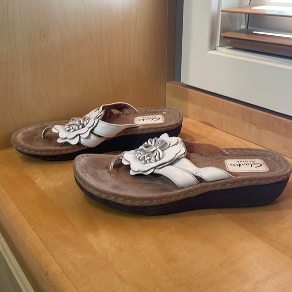 Clark’s sandals with white flower - Picture 2 of 6